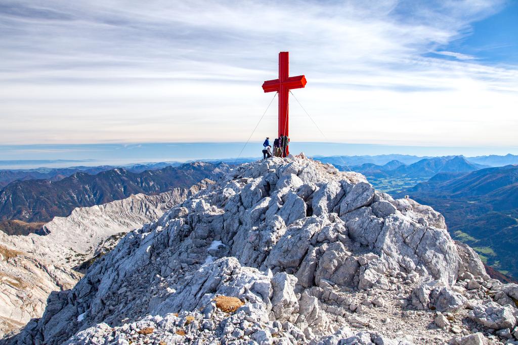 Rotes Gipfelkreuz auf dem Großen Priel