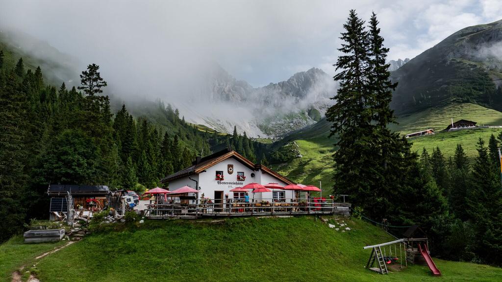 Drohnenaufnahme Wettersteinhütte mit Nebel in den Bergen.jpg