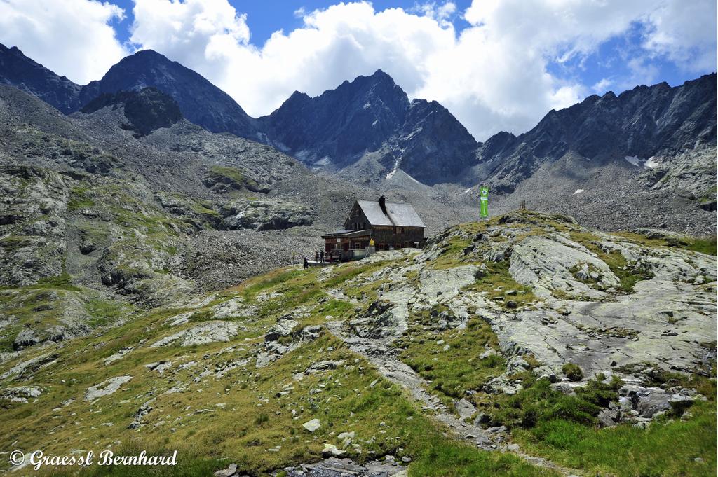 Die Adolf Nossberger Hütte, in toller 3000er Kulisse.