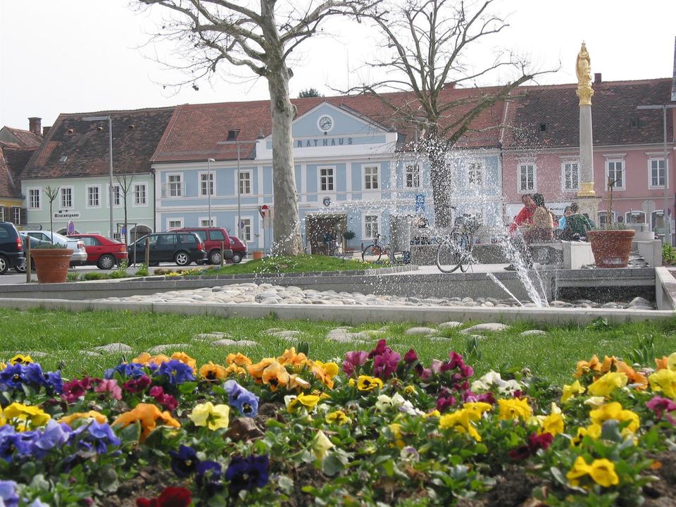 Hauptplatz mit Blick auf das Rathaus
