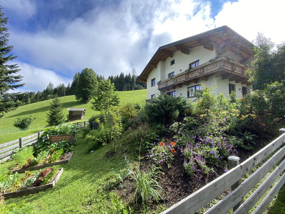 Sommeransicht des Hauses und Garten