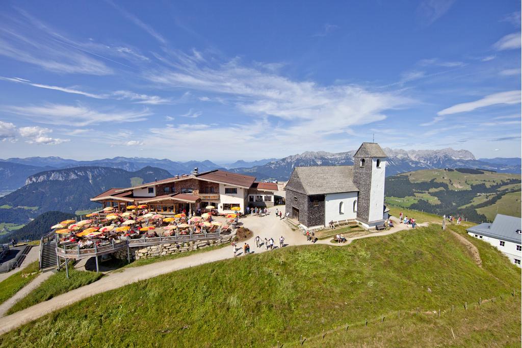 Das Gipfelrestaurant und die Wallfahrtskirche auf der Hohen Salve