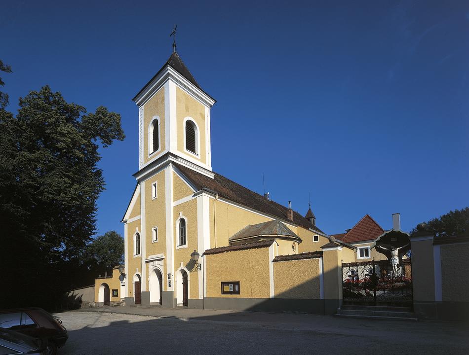 Kapuzinerkriche im Hintergrund das Kloster