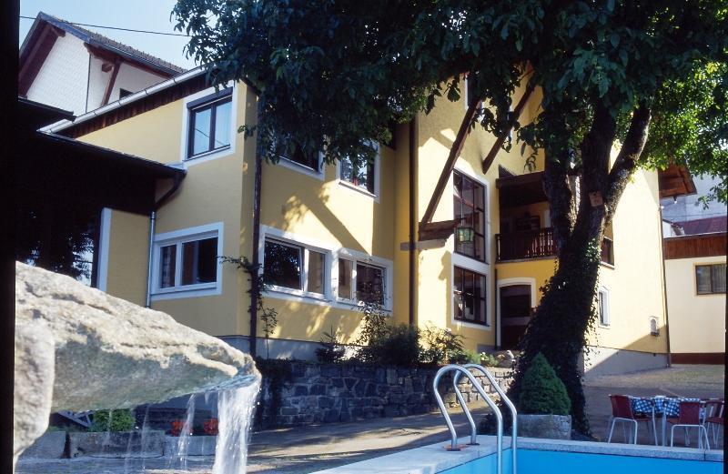 Hausansicht mit Swimmingpool