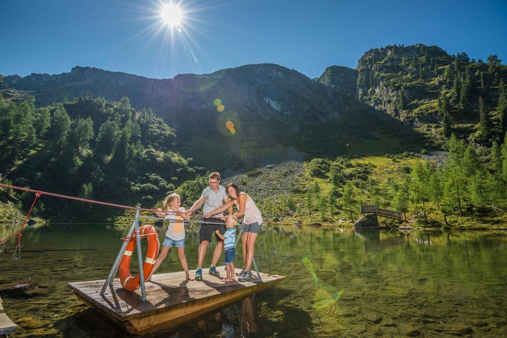 Stille Wasser: Familie beim Floßfahren über den Untersee