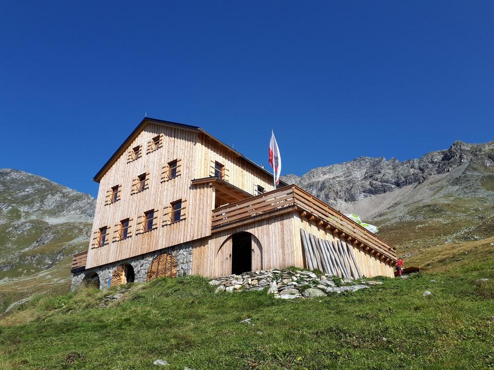 Neue Thüringer Hütte in der Nachmittagssonne