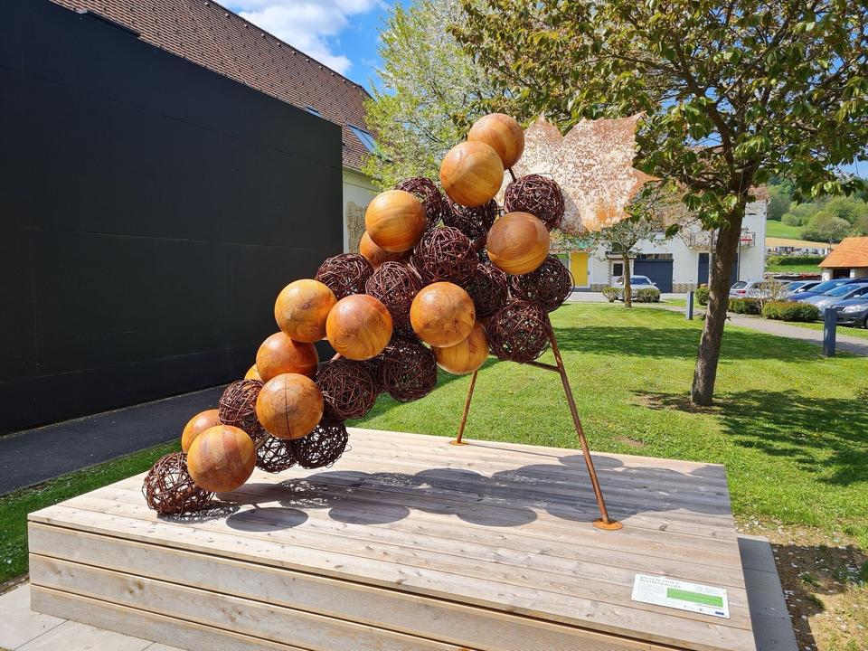 Holz-Weintraube (Jugend-Kunst-Objekt ) im Ortszentrum Bad Loipersdorf