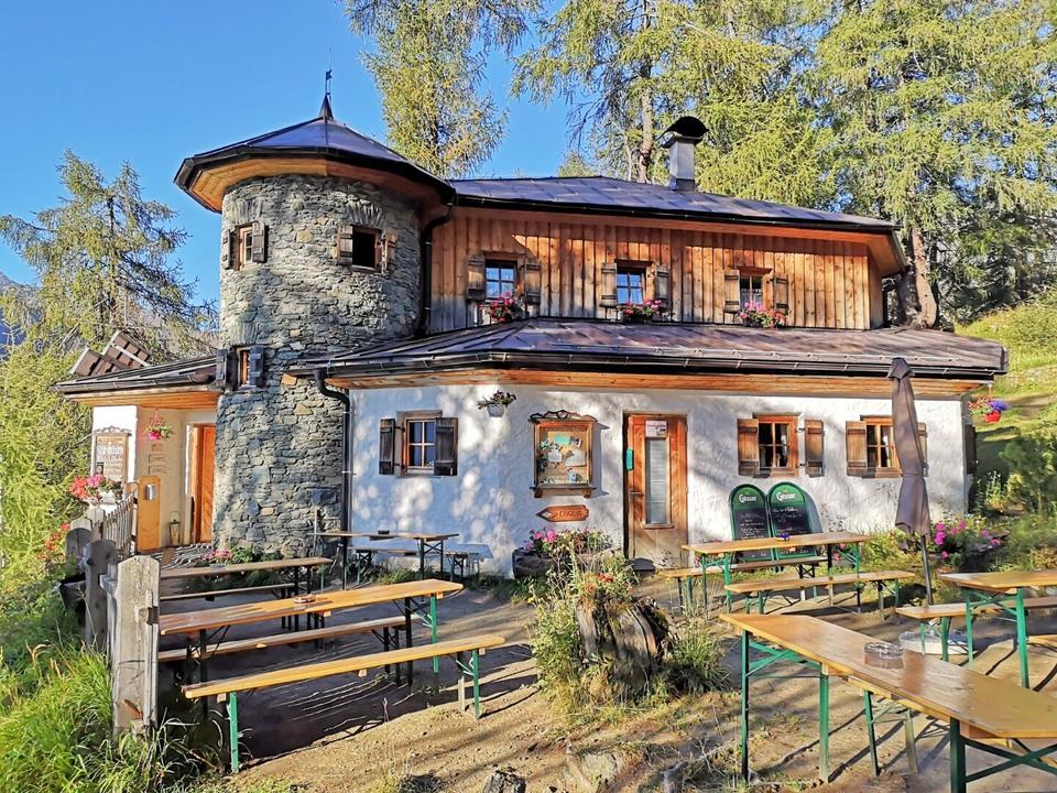 stabanthuette-wandern-sommer-terrasse-c-desiree-de-zordo.jpg