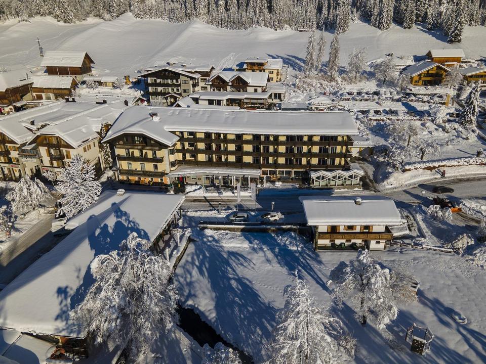LACUS_Hotel aussen_Winter_Drohne