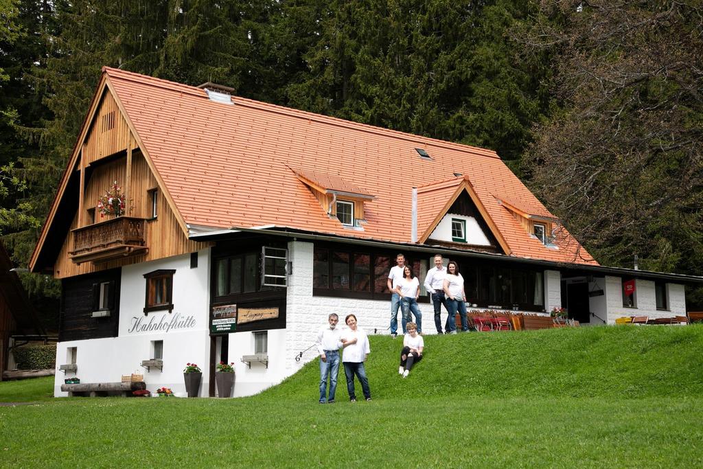 Blick auf die Hahnhofhütte von der Zufahrt