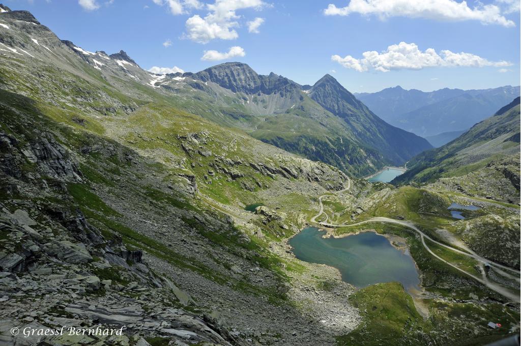 Malerische Kontraste zu Fels und Eis bieten kleinere und größere Bergseen.