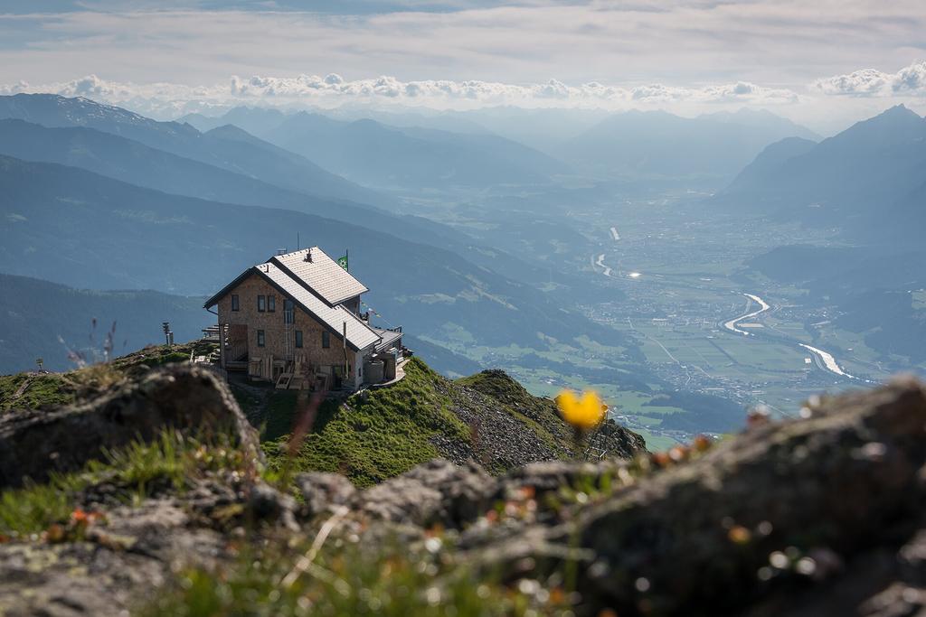 Kellerjochhütte mit Blick ins Inntal