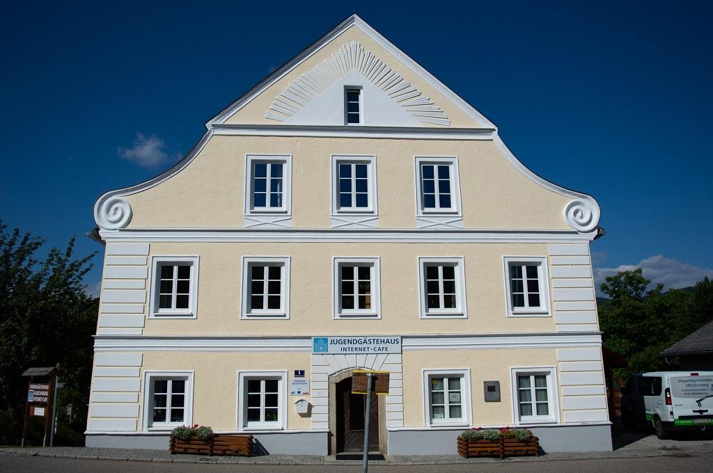 Haus im Sommer von Vorne