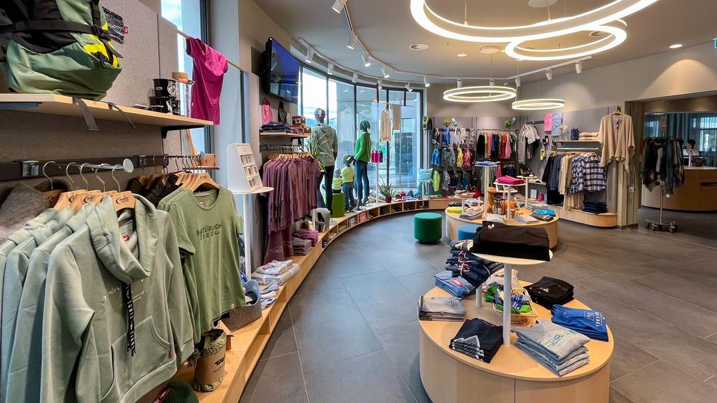 Im Atoll Achensee SHOP in Maurach reicht die Auswahl von Naturprodukten und edlen Tropfen über Freizeitkleidung bis hin zur Achensee-Kollektion.