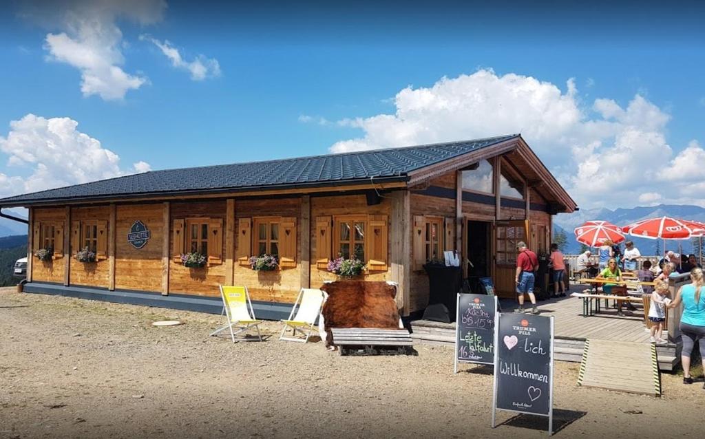 Seehütte im Sommer