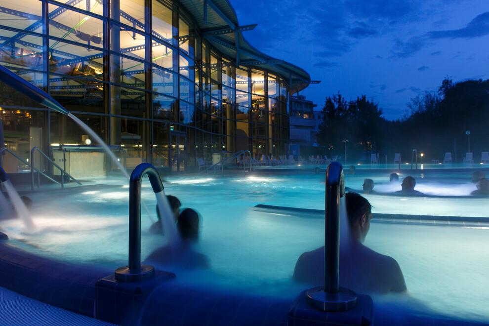 Waldsee-Therme am Abend