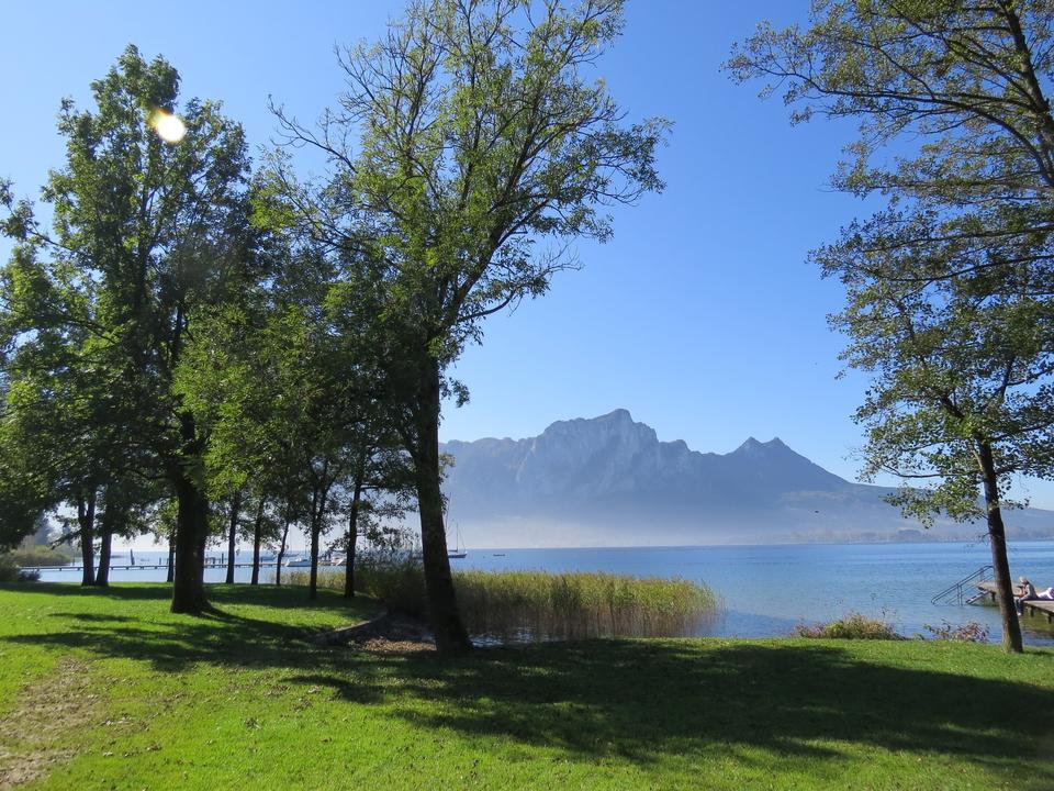 BadeplatzLoibichlHerbst_TVBMondseeIrrsee.JPG
