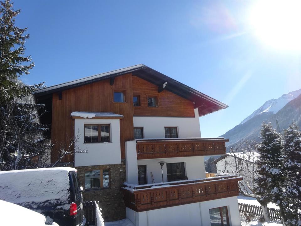 Winterbild_Außenansicht_Haus_Fauner