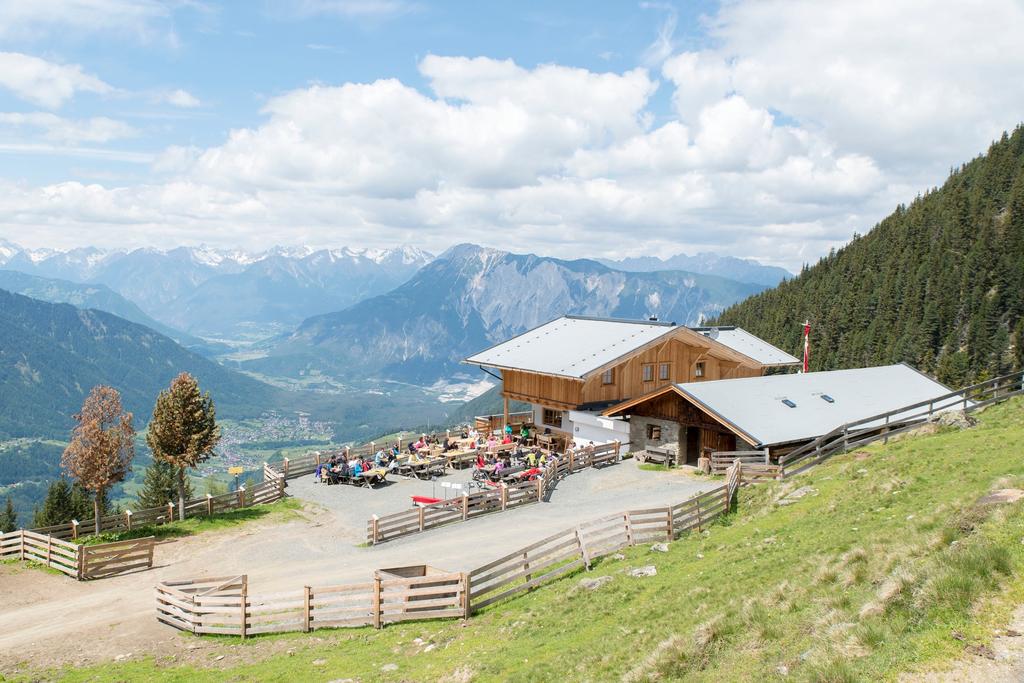Acherbergalm mit Blick auf Tschirgant