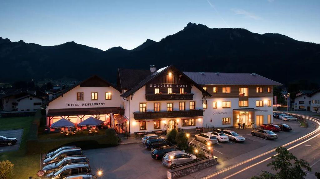 Hotel Goldene Rose Außenansicht bei Nacht