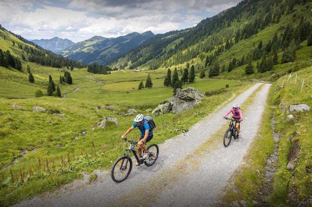 Biker Luegergraben Richtung Steinbergalm