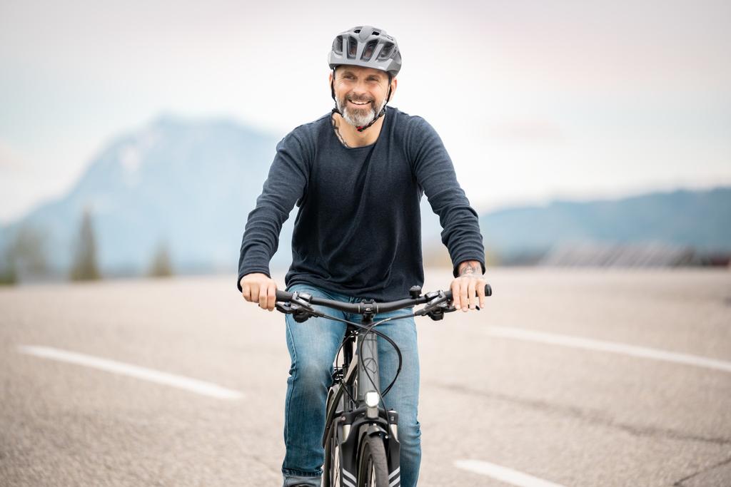 FahrradfahrenderMann_5_TourismusHausruckwaldThomasKoller.jpg
