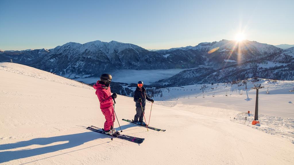 Skifahrer frühmorgens im Skigebiet Christlum unweit der Bergstation