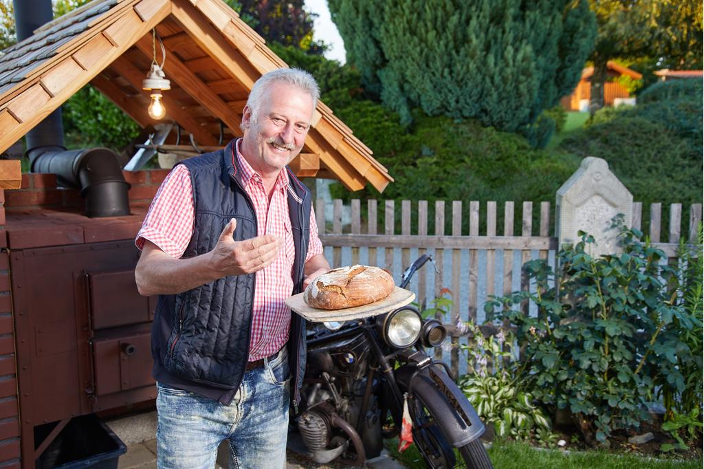 Rudolf Faschang mit Brot