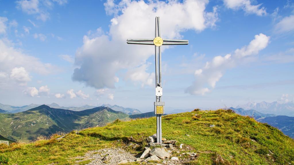 Gernkogel 2.174 m – Gipfelkreuz mit Ausblick