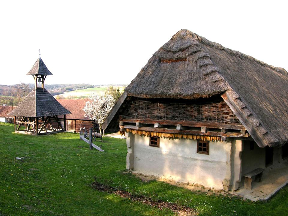 Glockenturm und Wohnhaus