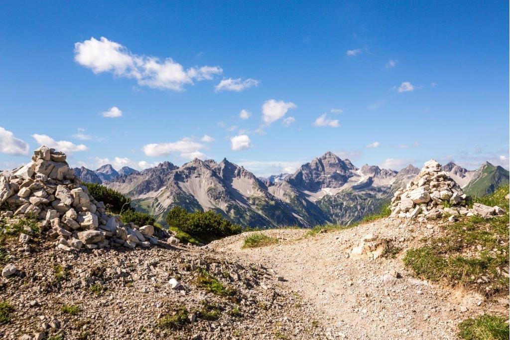 Auf dem Jubiläumsweg, im Hintergrund der Hochvogel.