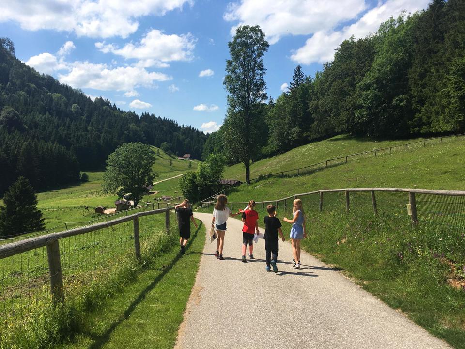 Kinder am Wanderweg kurz vor der Hochsteinalm