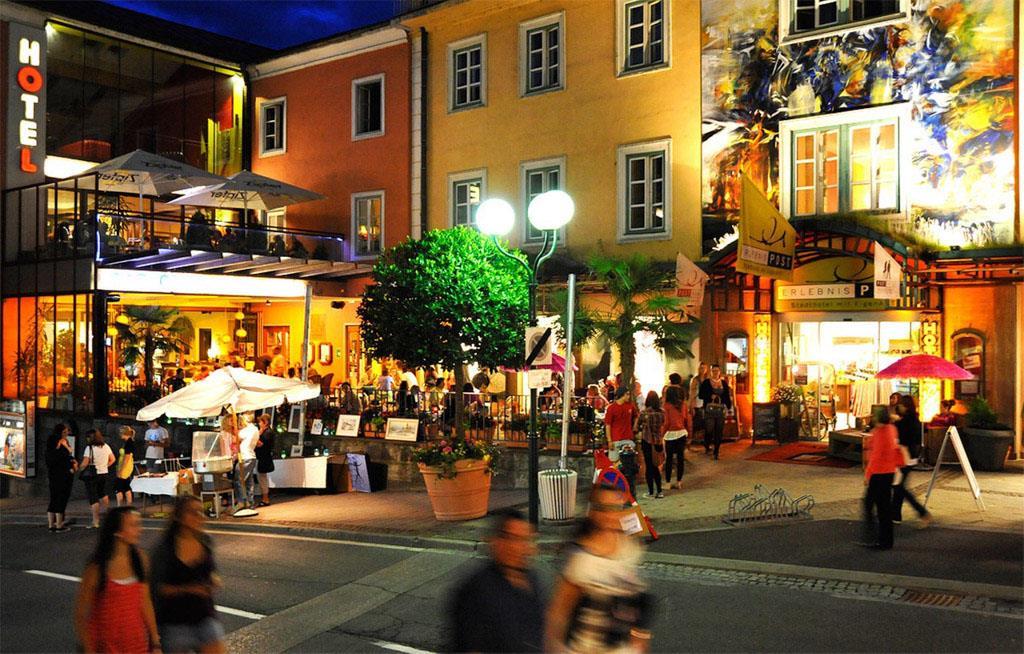 Zellot mit Glashaus und Hotel Post