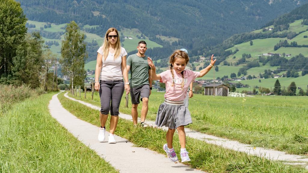 Familienwanderung mit Blick ins grüne Salzachtal
