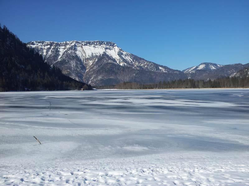 zugefrorener Offensee mit Eibenberg im Hintergrund