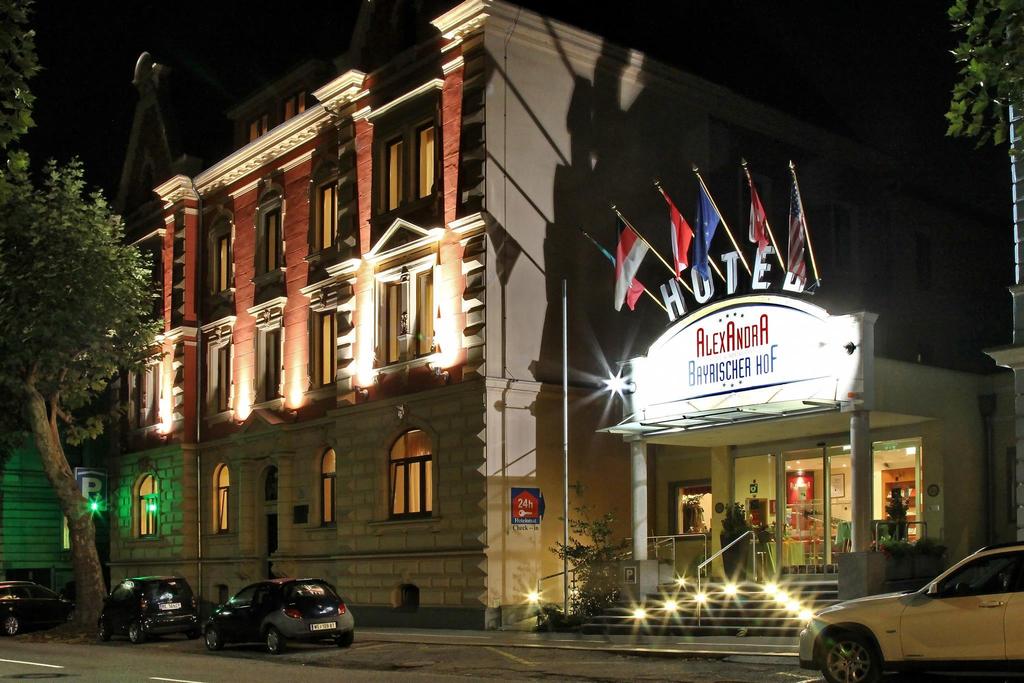 Außenansicht Hotel Alexandra bei Nacht, Wels