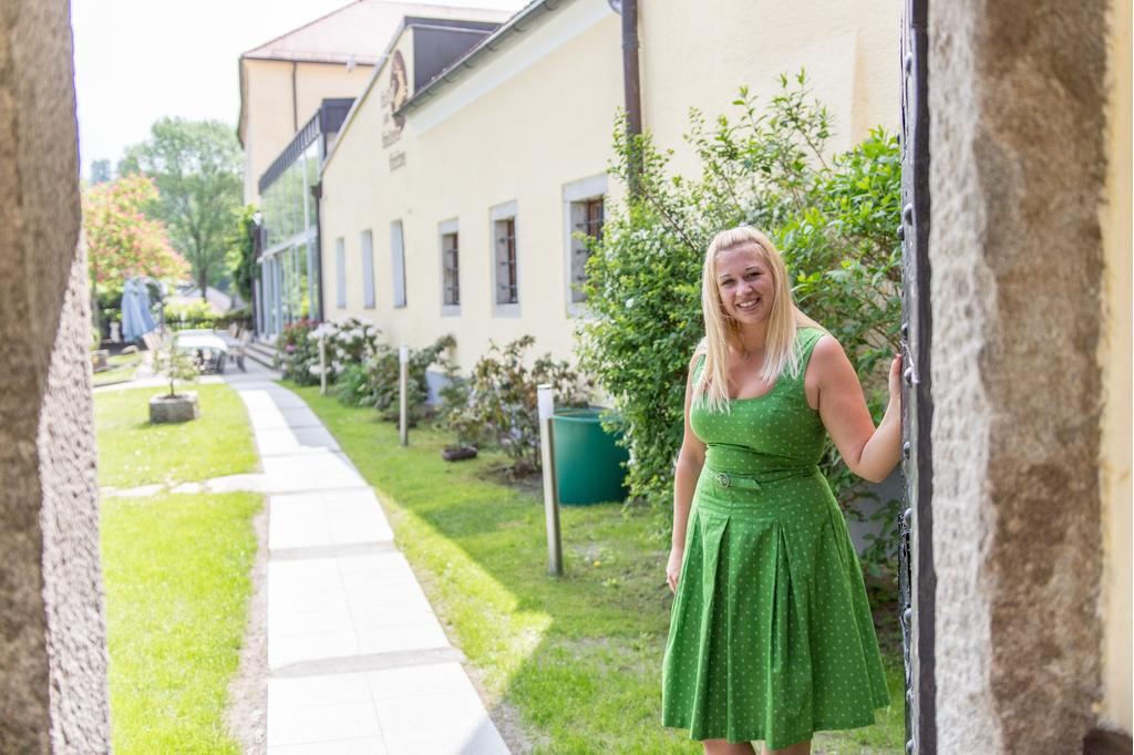 ChristianeJaegerHotelzumgoldenenHirschenGastgarten_MuehlviertelMarkenGmbHMichaelEnzenhofer.jpeg
