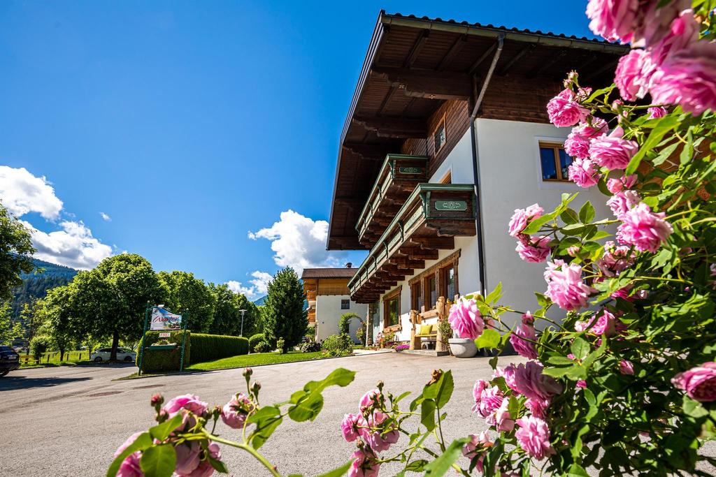 Haus Sommer mit Rosen
