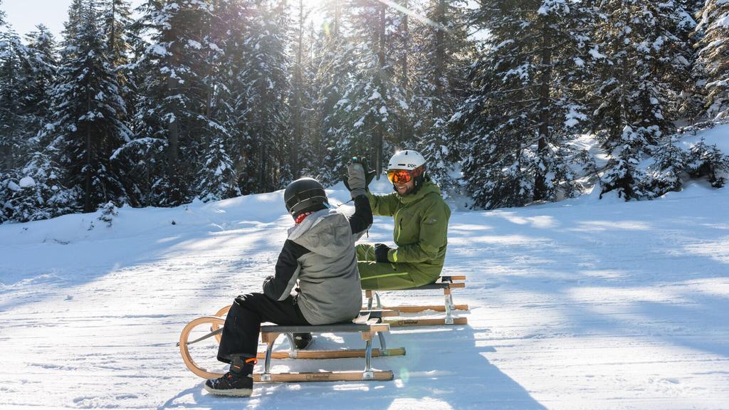 Rodeln in der Region Seefeld - Vater mit Sohn - High Five.jpg