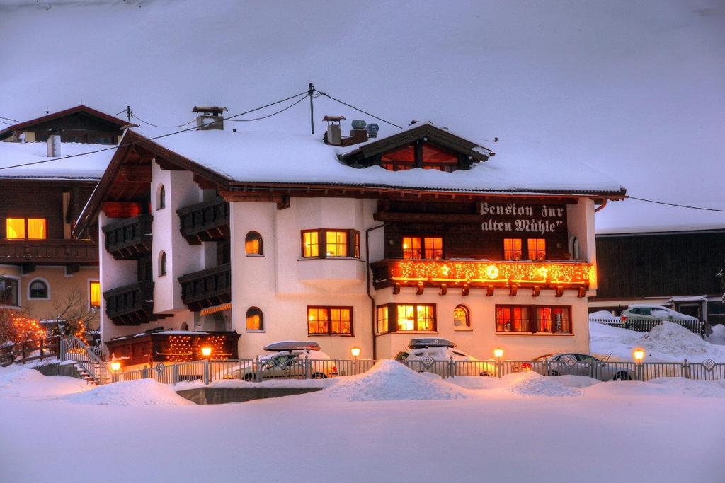 Pension "Zur alten Mühle" bei Nacht