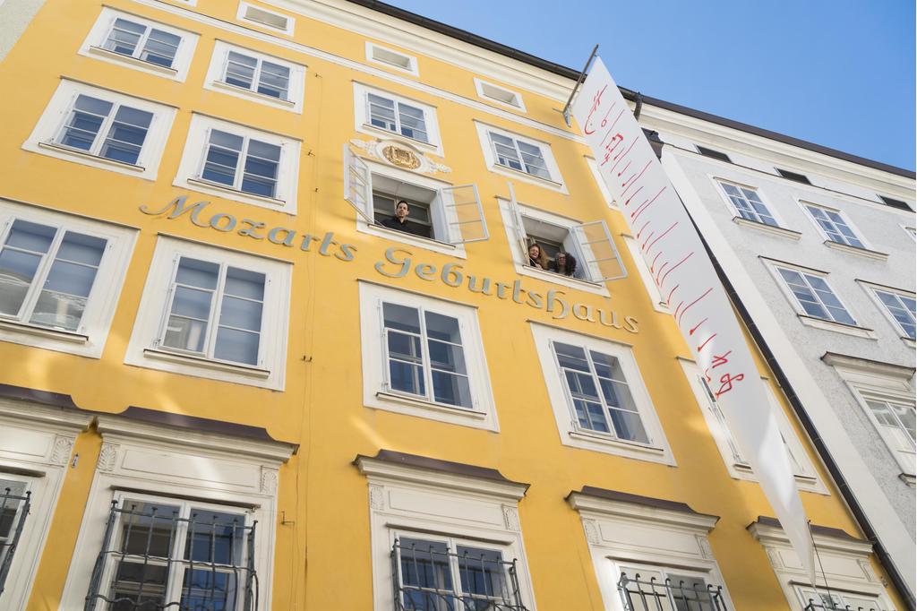 Mozarts Geburtshaus mit "Notenflug. KV 265"