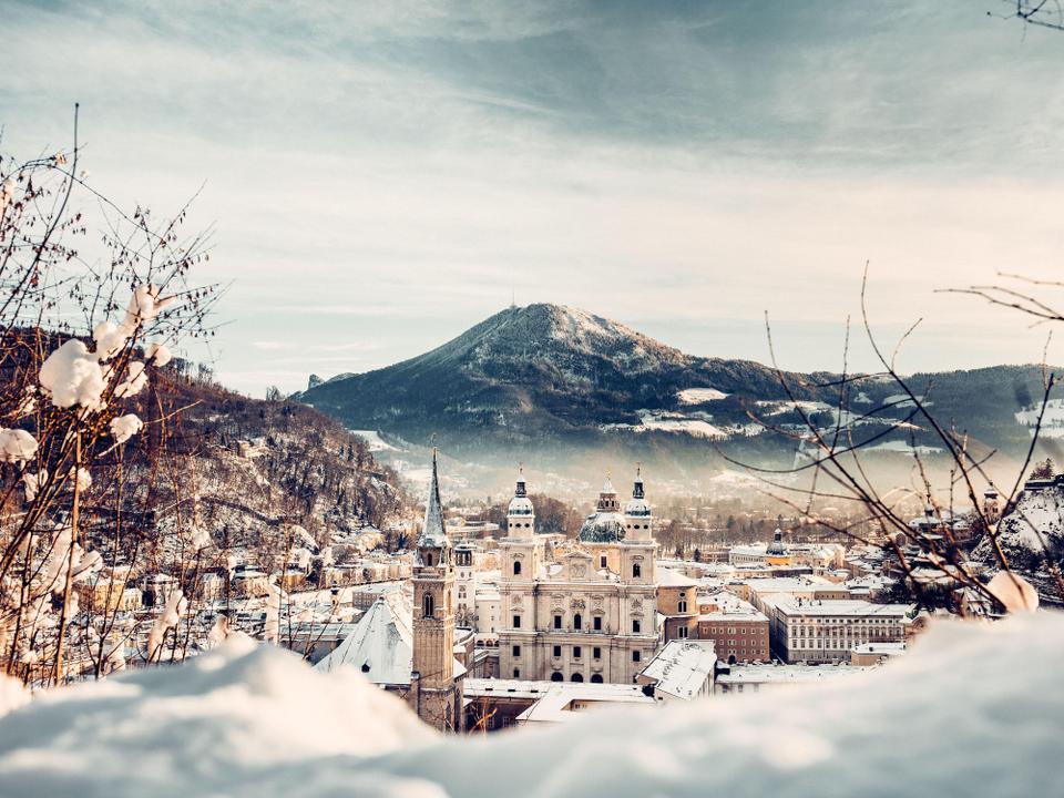 Verschneiter Blick auf den Salzburger Dom
