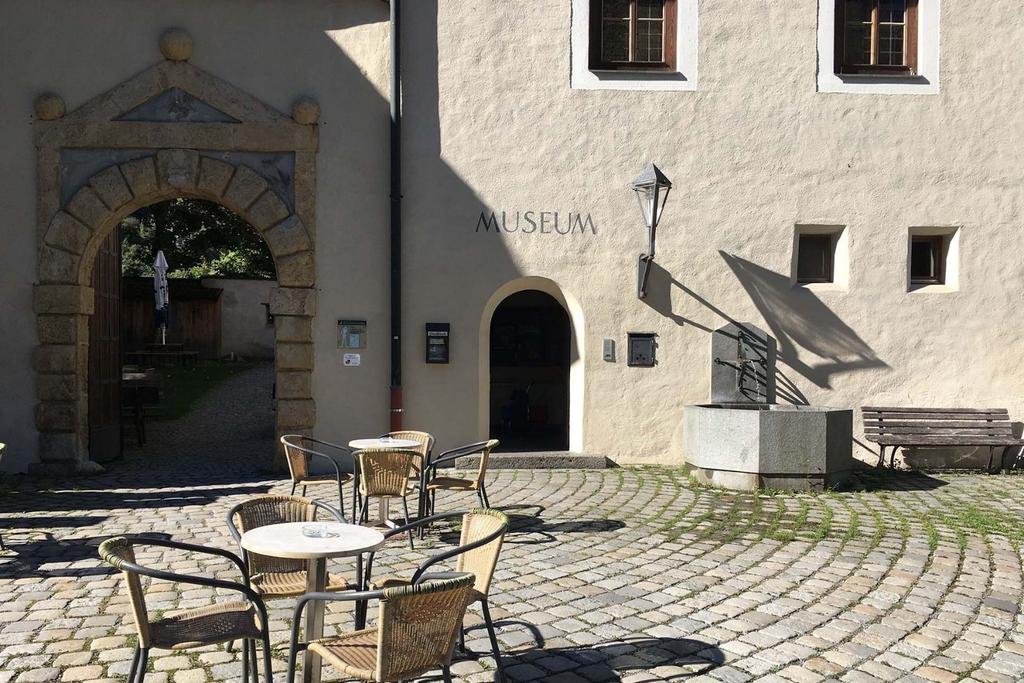 Schloss Landeck - Eingangsbereich 01.jpg