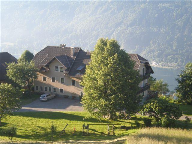 Morgensonne am Ossiacher See mit Blick auf Landhau