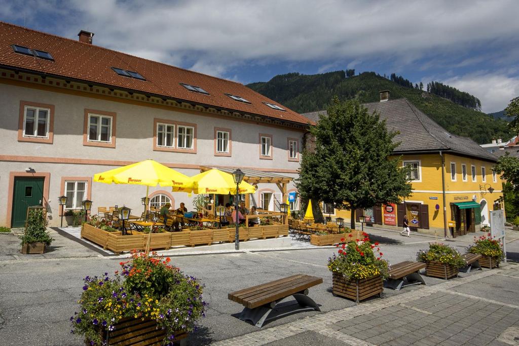 hotelansicht-jufa-hotel-murau-gastgarten-sommer-14