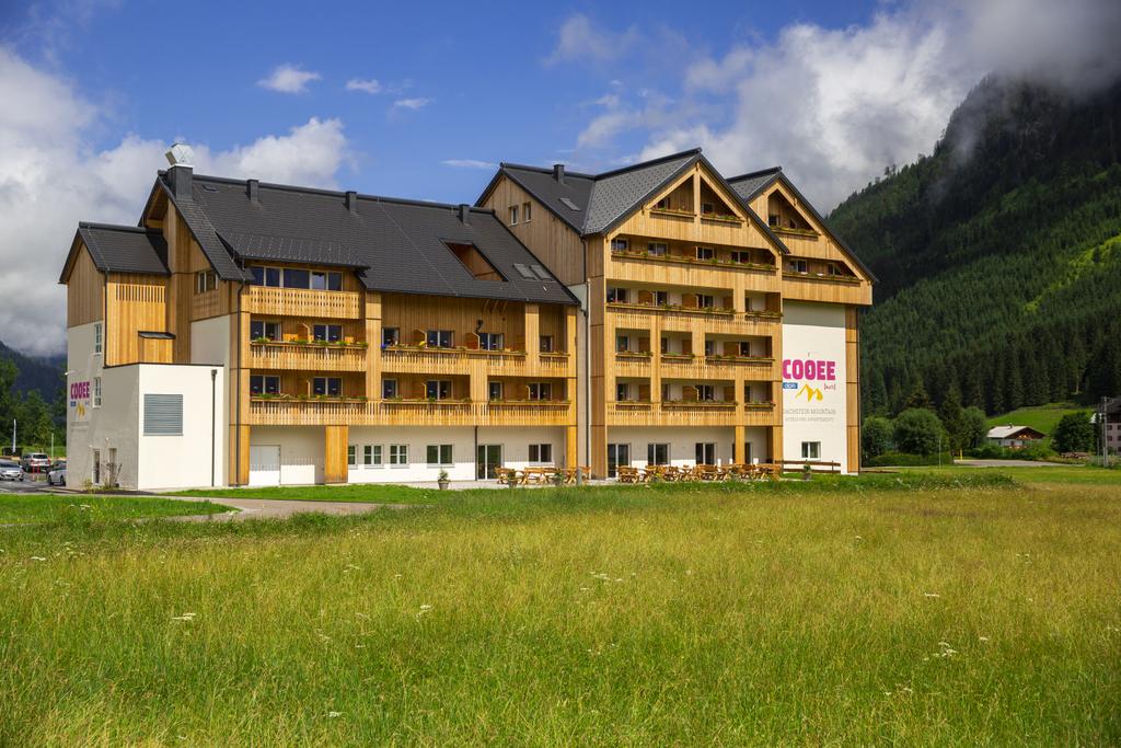 COOEE alpin Hotel Dachstein von außen im Sommer