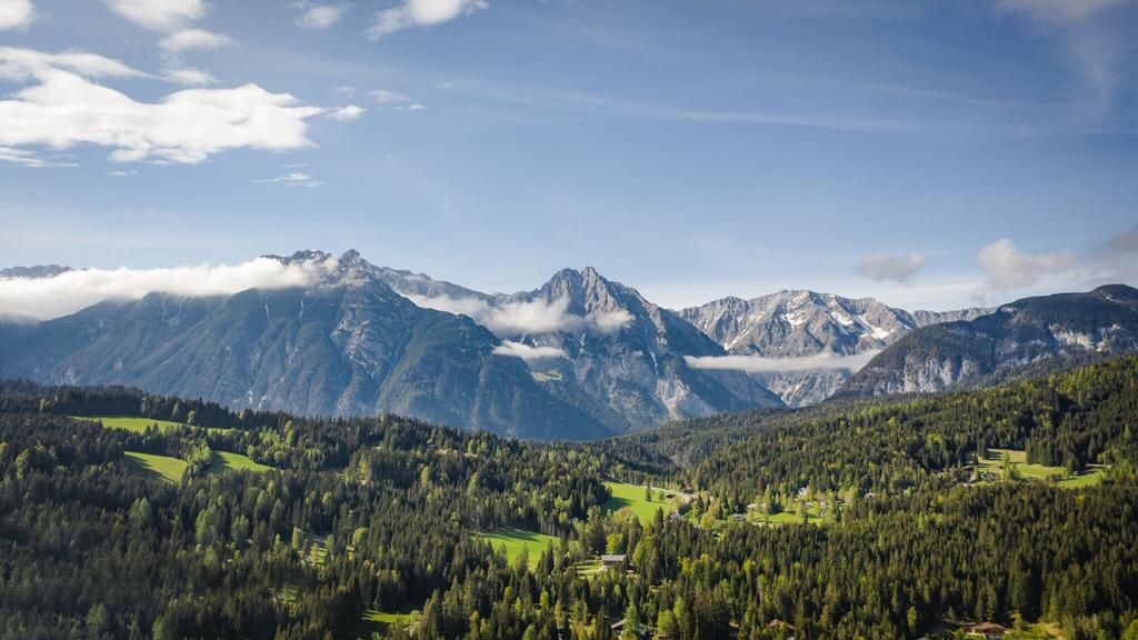 Blick auf das Wettersteingebirge mit Neuleutasch im Sommer - Luftaufnahme.jpg