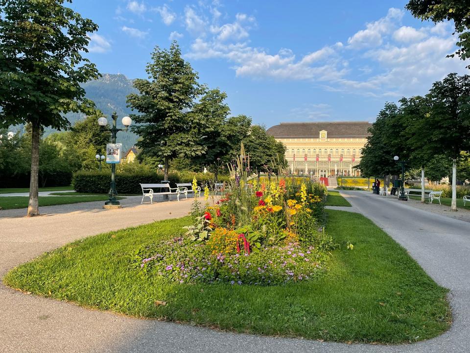 Kurpark mit Kurhaus im Hintergrund