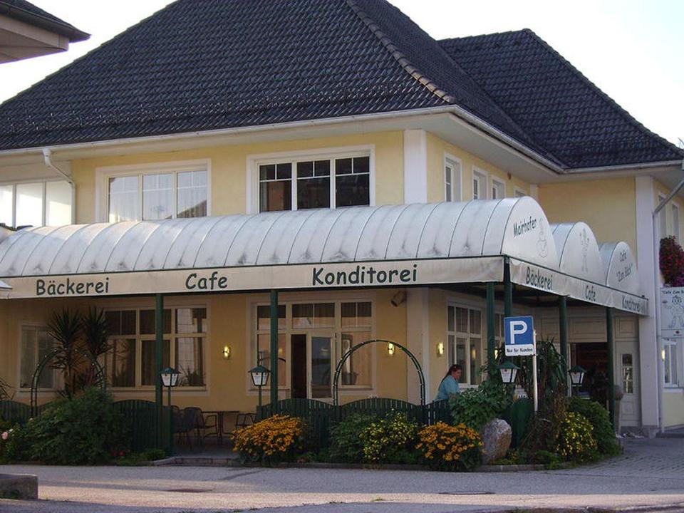 Hausansicht mit Gastgarten