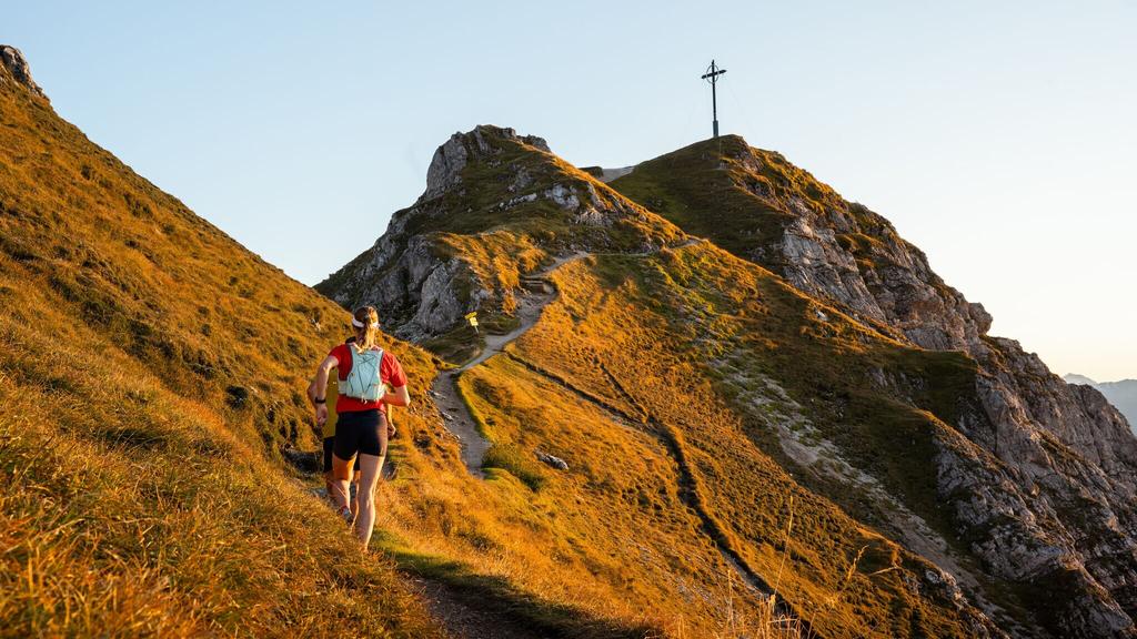 Trailrunning auf der Seefelder Spitze - - Läuferin kurz vor dem Gipfelkreuz (1).jpg